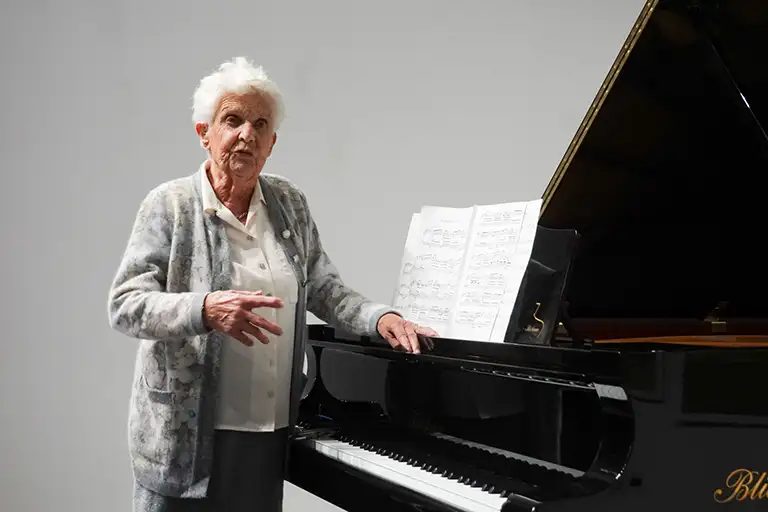 Pianiste agée regardant le public