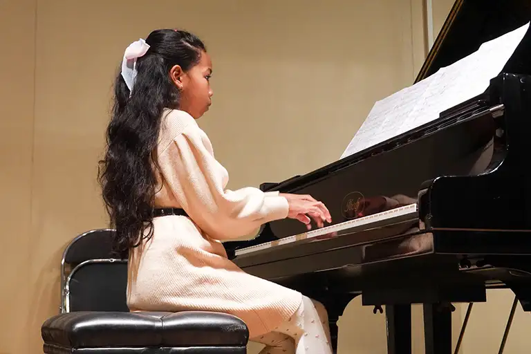 Jeune pianiste amateur jouant du piano