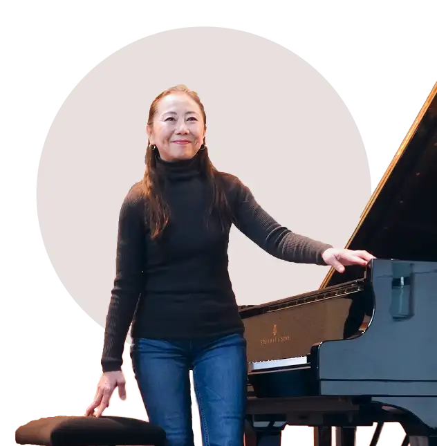 une pianiste amateur souriant au public